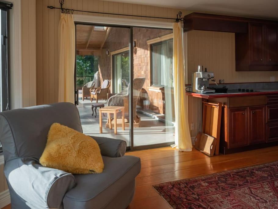Lakefront Cottage, Salt Spring Island