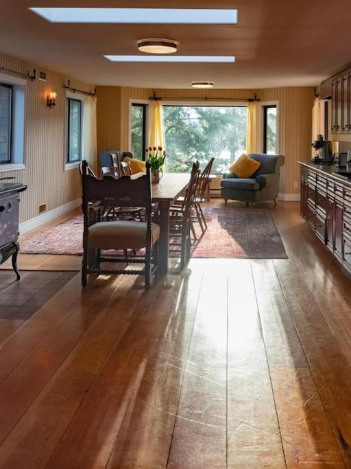 Lakefront Cottage, Salt Spring Island