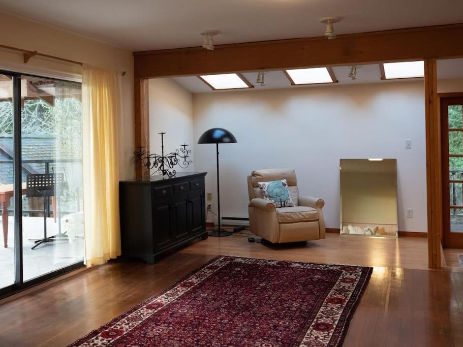 Lakefront Cottage, Salt Spring Island