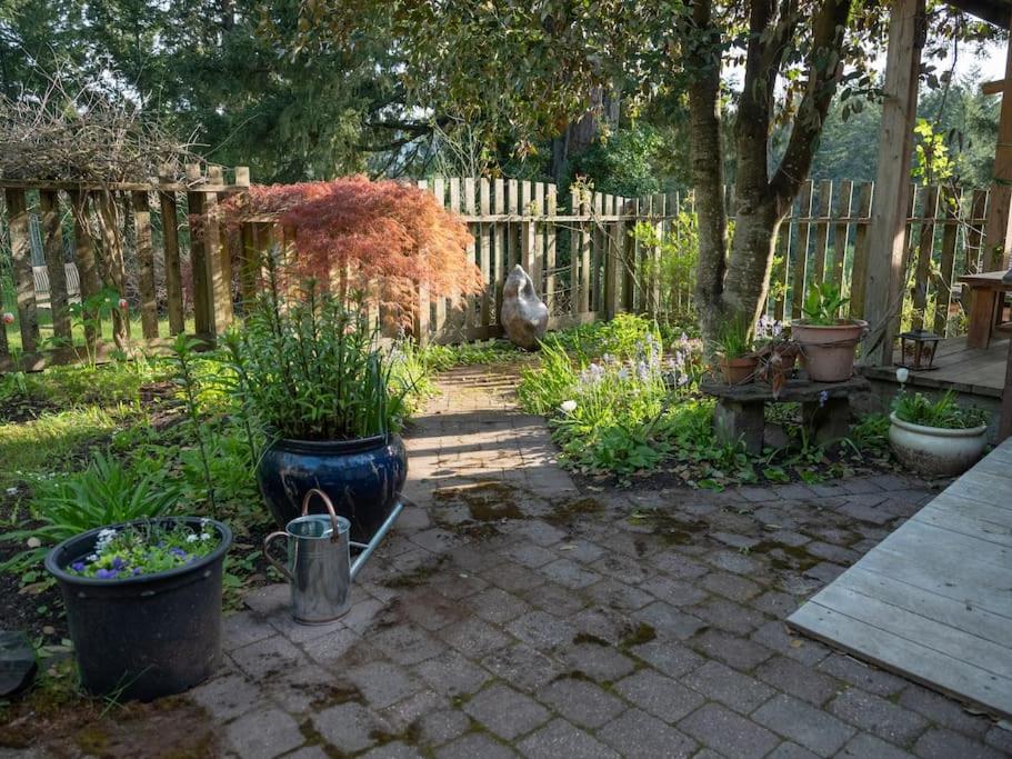 Lakefront Cottage, Salt Spring Island