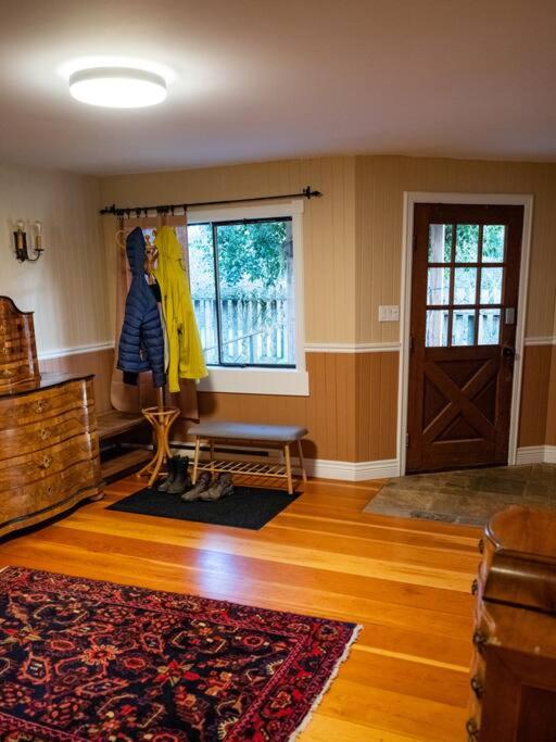 Lakefront Cottage, Salt Spring Island