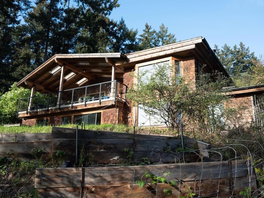 Lakefront Cottage, Salt Spring Island