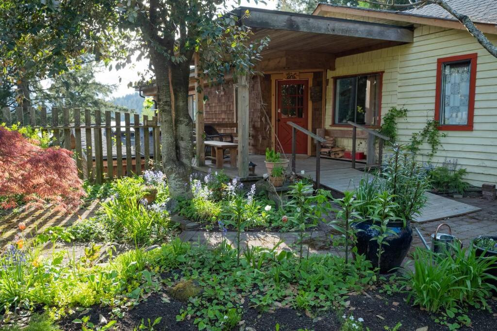Lakefront Cottage, Salt Spring Island