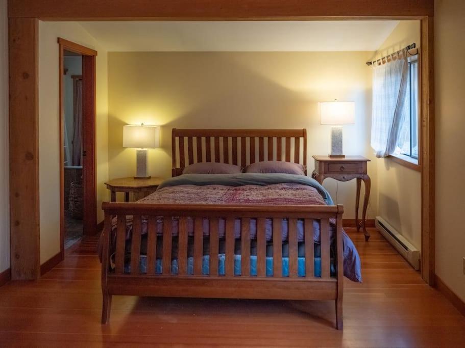 Lakefront Cottage, Salt Spring Island