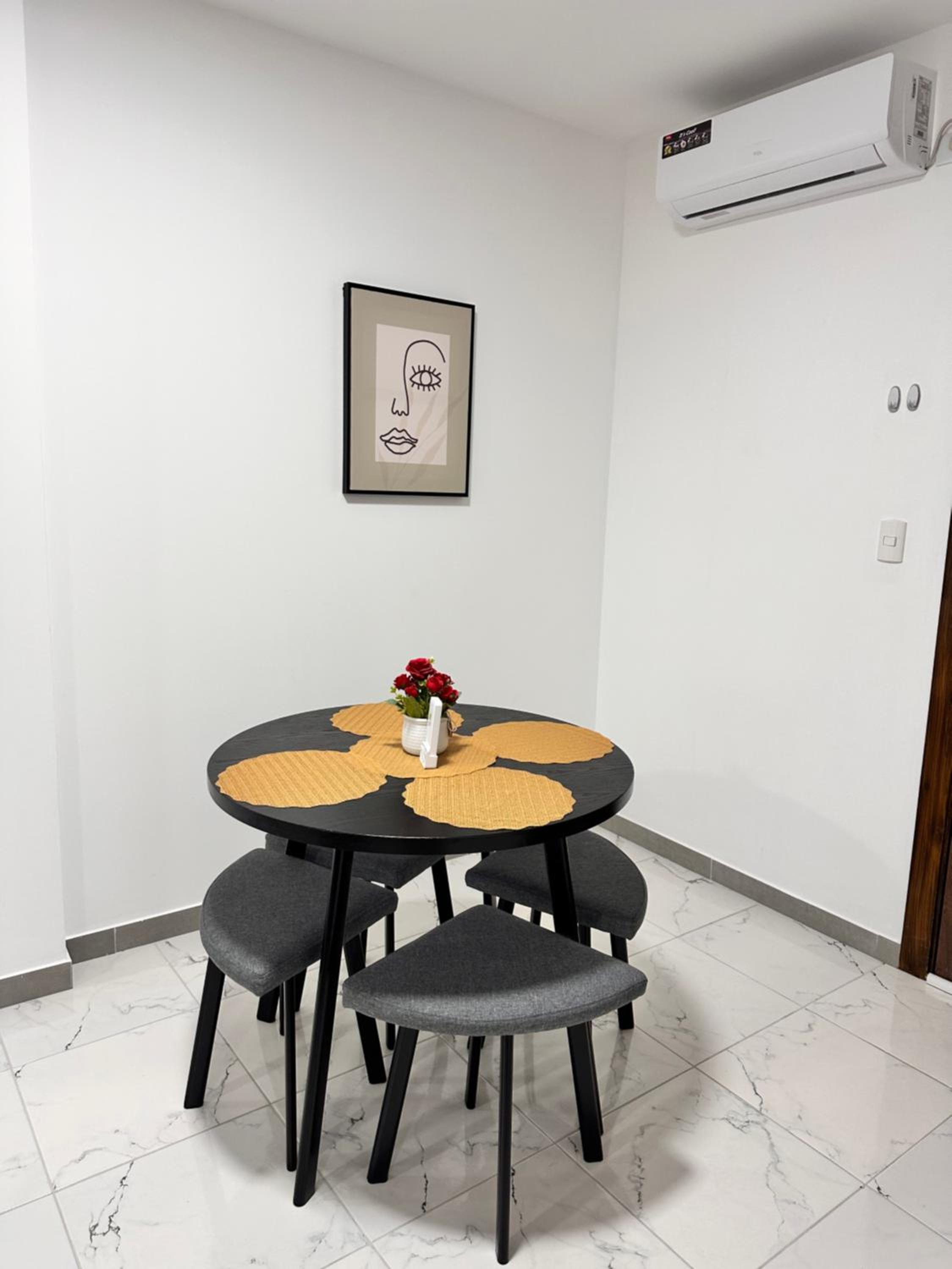 Exclusivo Departamento en vía a la costa, 2 Hab, Parqueo Privado