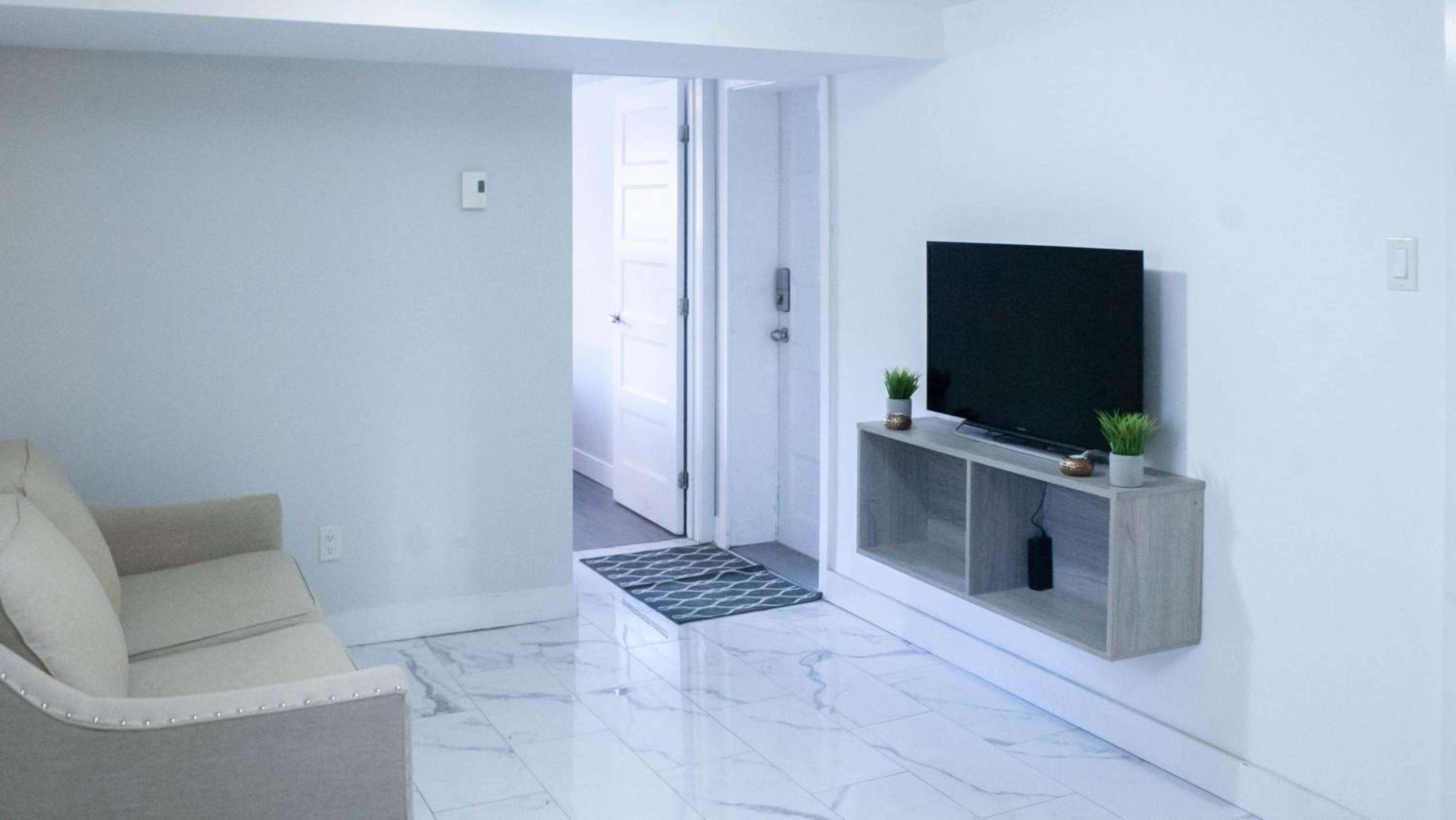 Beautiful 1 BedR W Sofa Bed in The Heart of NDG