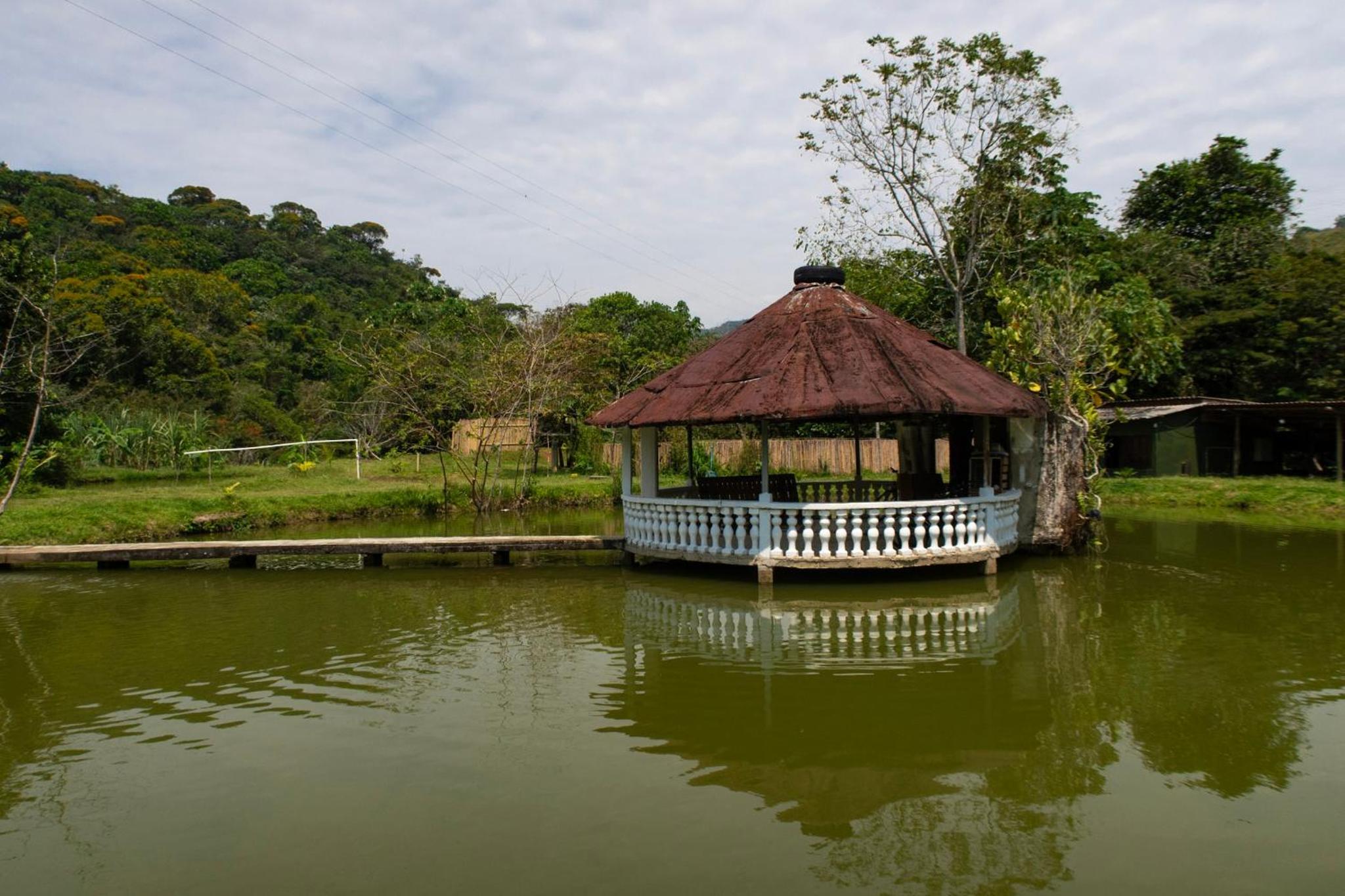 RíoBosque Cabañas de lujo frente al rio desayuno incluido san carlos antioquia