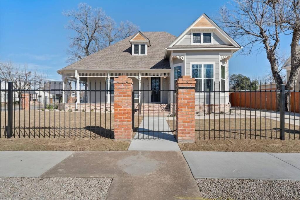 Hotel Gloria Estate- 2 blocks to Silos - Image 1