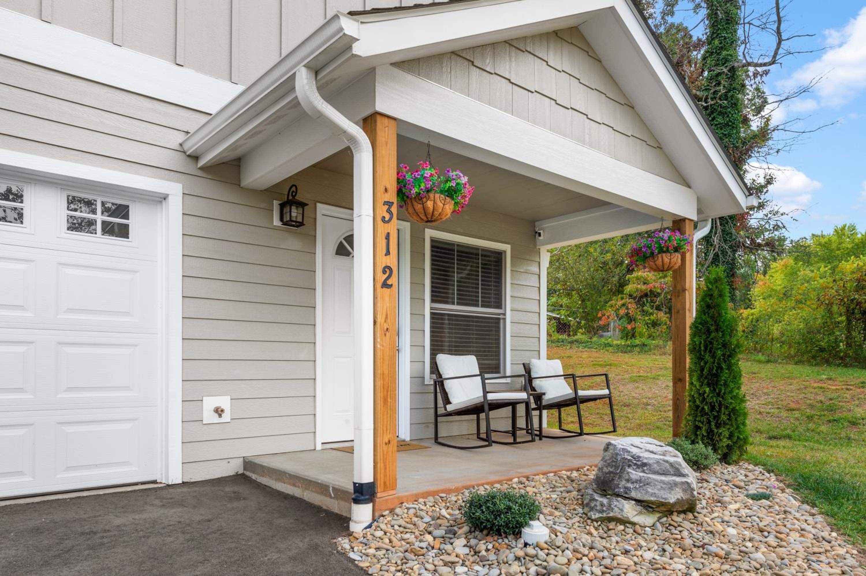 Modern Asheville Townhome 6 Min to Downtown Fire Pit Patio
