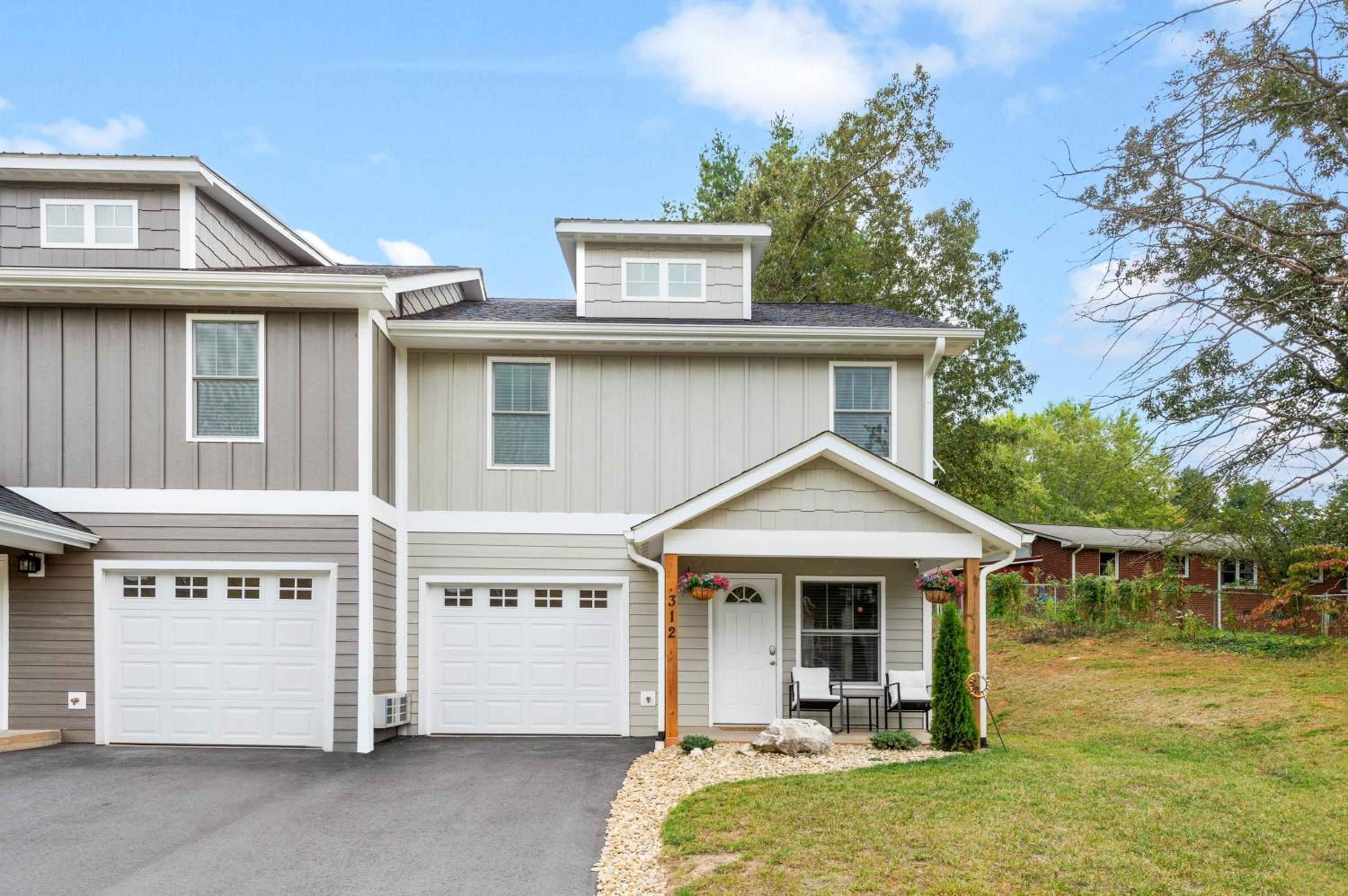 Modern Asheville Townhome 6 Min to Downtown Fire Pit Patio