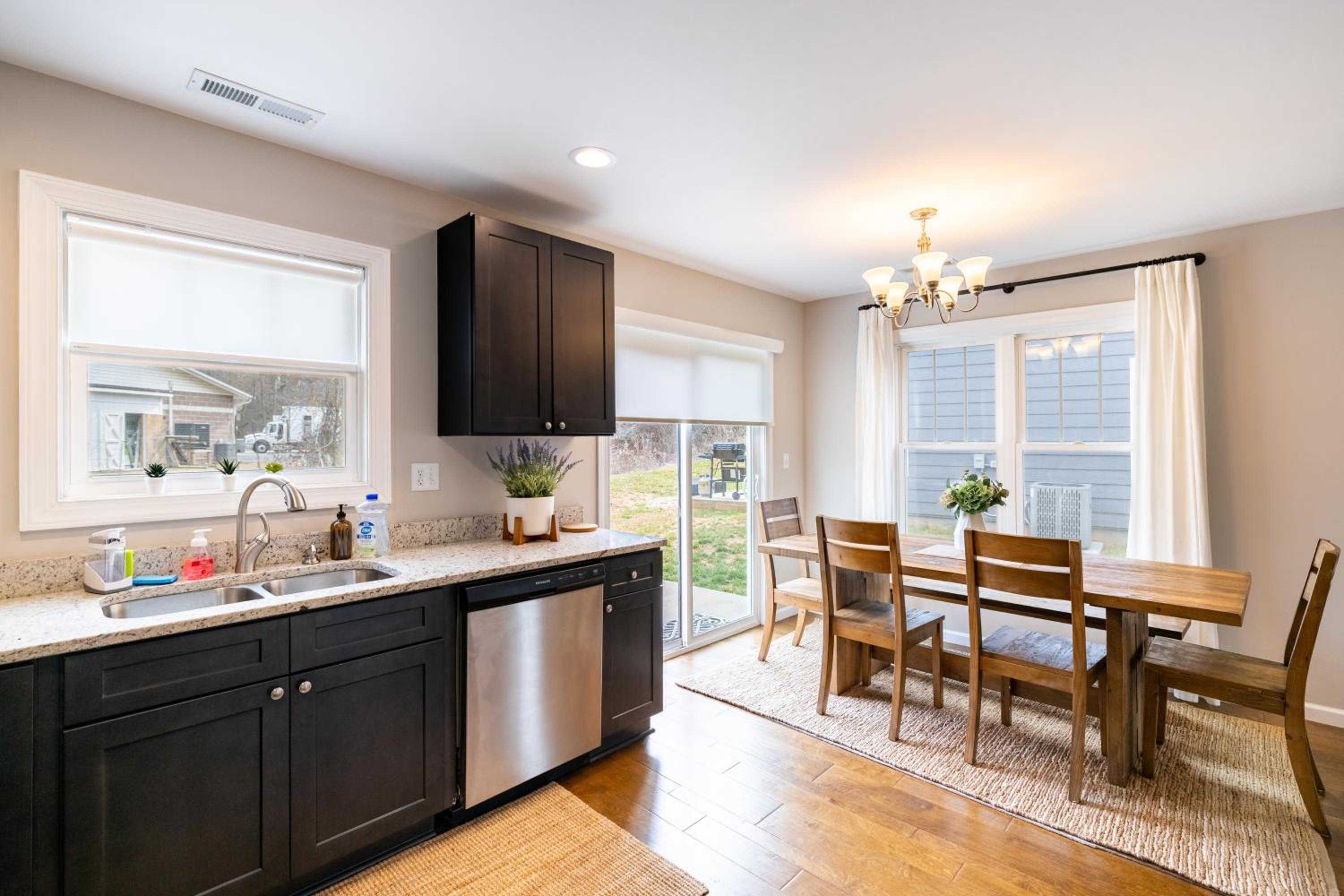 Silver Maple by AvantStay Modern Stylish Haven