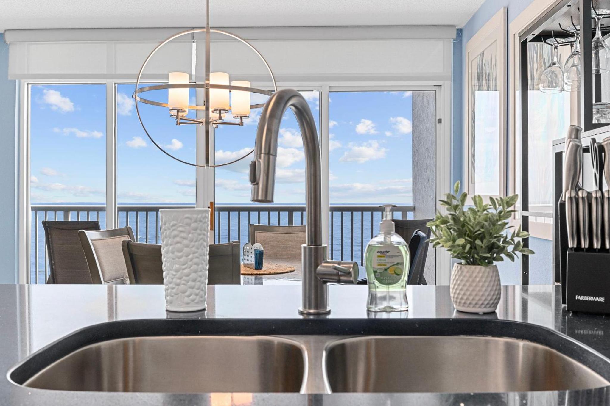 Seaglass Escape- Oceanfront Lazy River 5 Beds