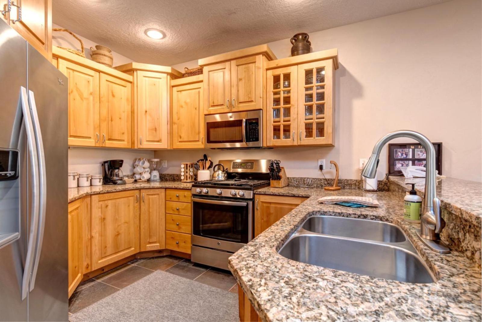 KBM Resorts Town Pointe Spacious 1 level Walk to Main and Town Lift Private Hot Tub Parking Elevator Access AC TPC-102c view 4