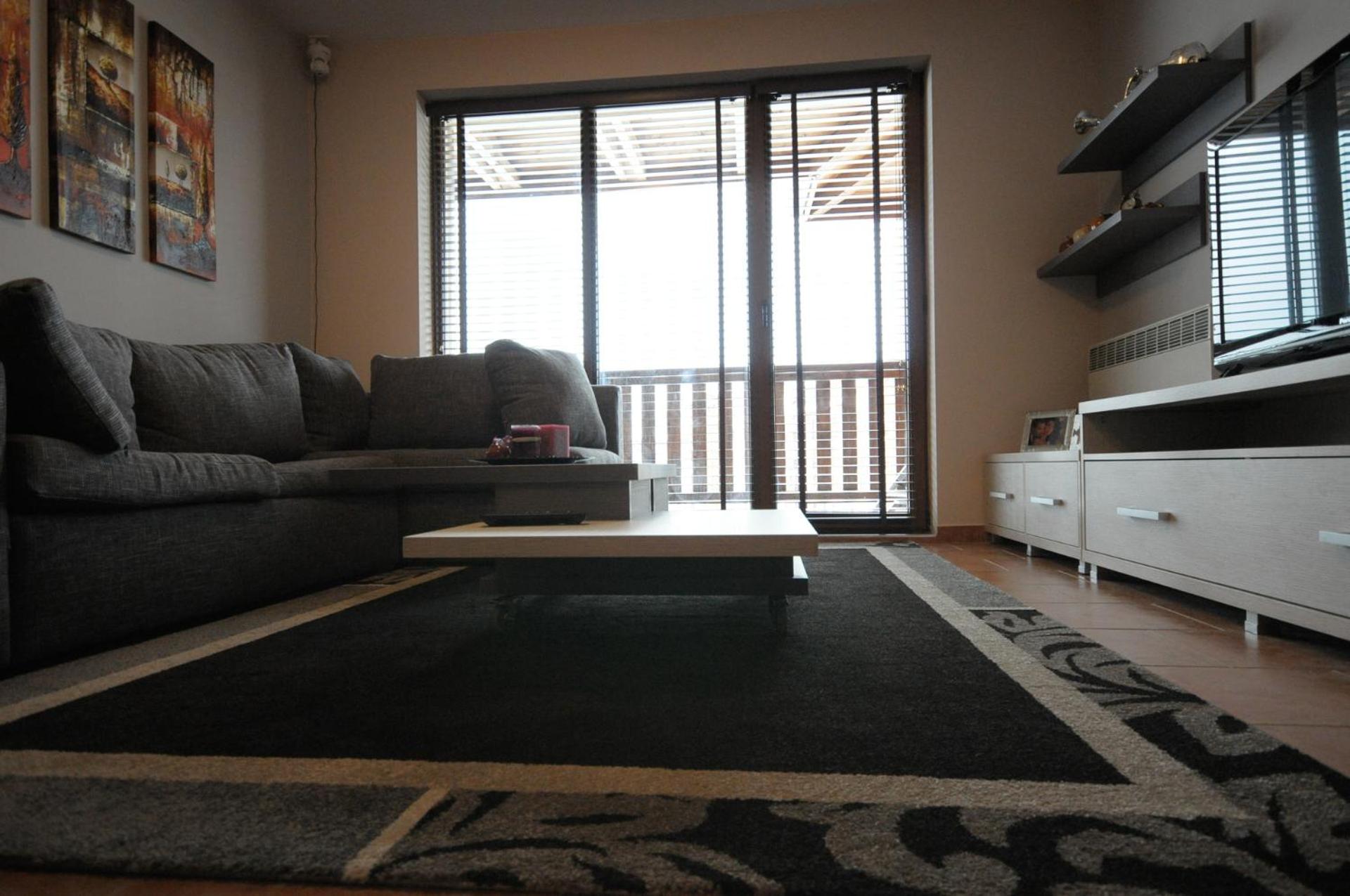 Penthouse 2 Bedroom Apartment w fireplace