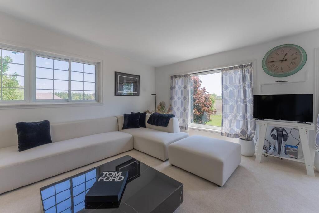 Belleville Vacations - Luxury Hillside Farmhouse on The Bay of Quinte - Property Image 61