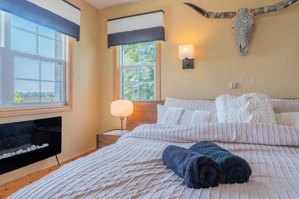 Belleville Vacations - Luxury Hillside Farmhouse on The Bay of Quinte - Property Image 5