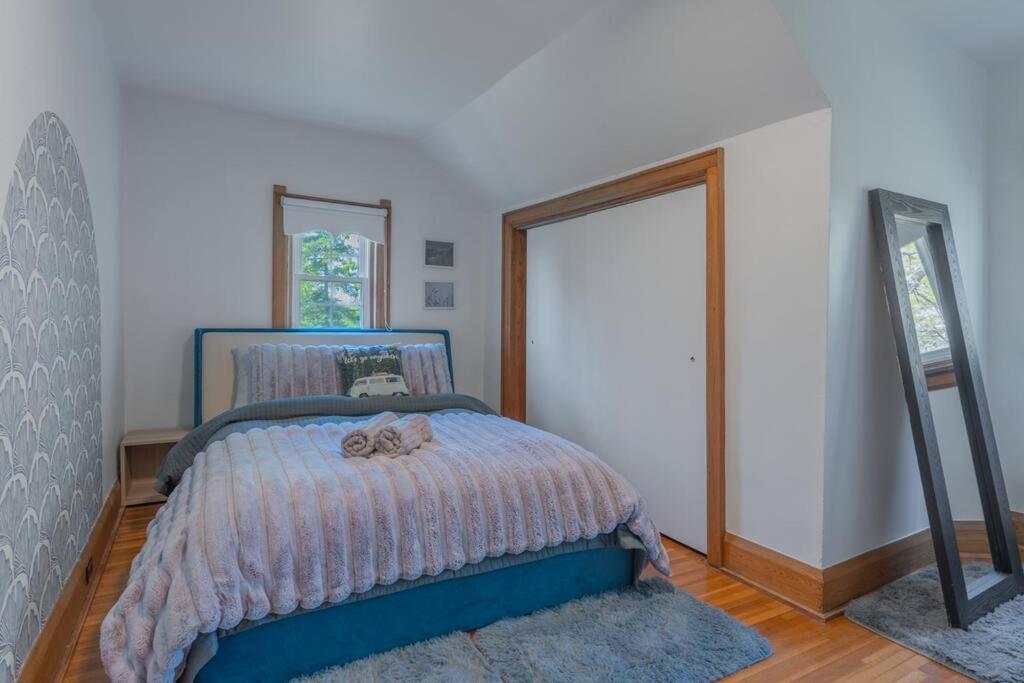 Belleville Vacations - Luxury Hillside Farmhouse on The Bay of Quinte - Property Image 9