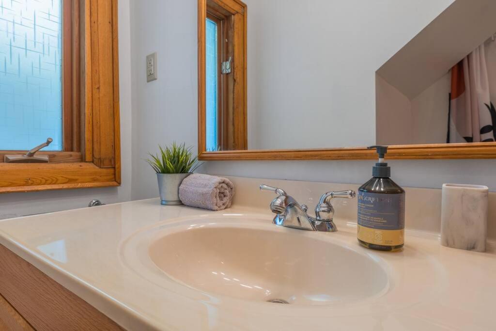 Belleville Vacations - Luxury Hillside Farmhouse on The Bay of Quinte - Property Image 4