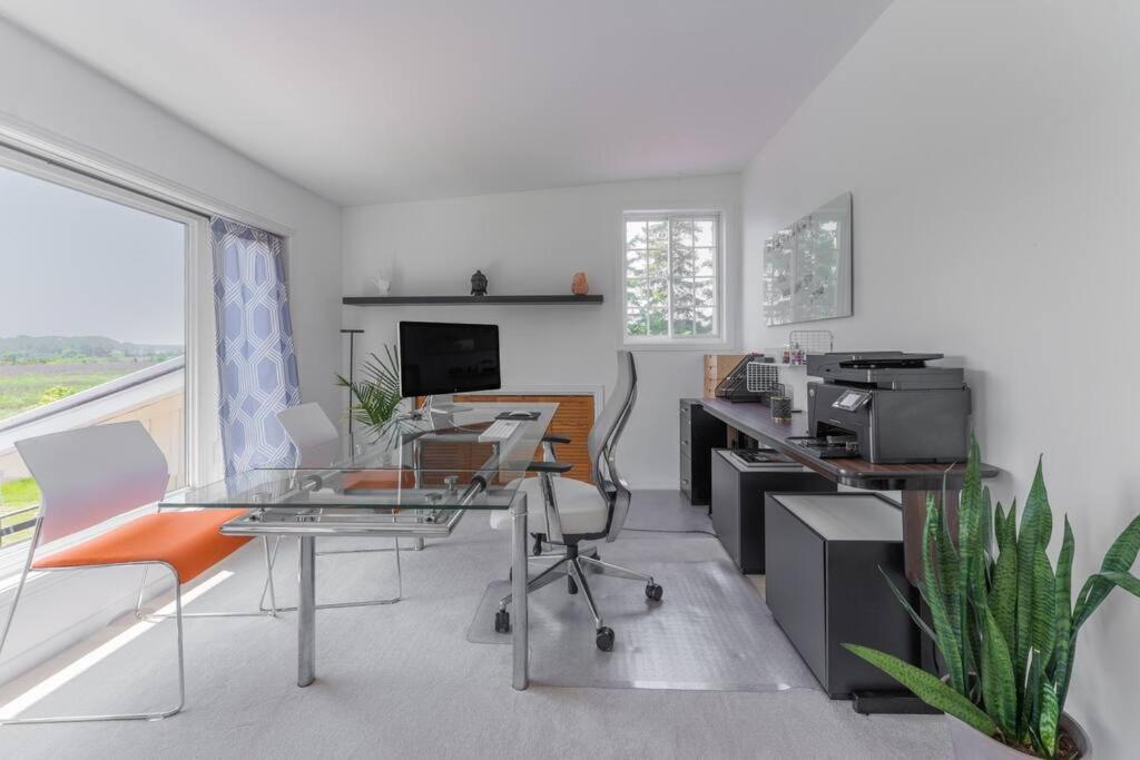 Belleville Vacations - Luxury Hillside Farmhouse on The Bay of Quinte - Property Image 63