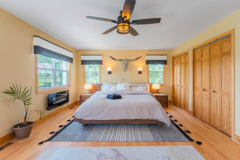 Belleville Vacations - Luxury Hillside Farmhouse on The Bay of Quinte - Property Image 4