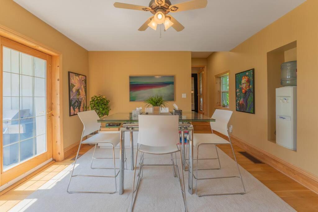 Belleville Vacations - Luxury Hillside Farmhouse on The Bay of Quinte - Property Image 40