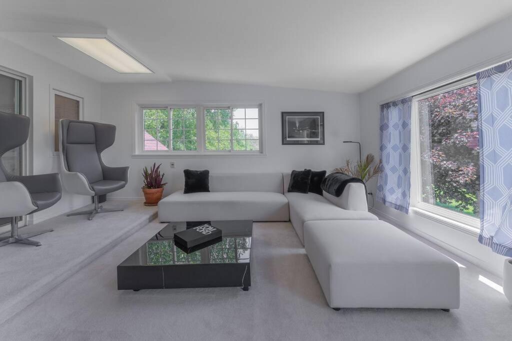 Belleville Vacations - Luxury Hillside Farmhouse on The Bay of Quinte - Property Image 62