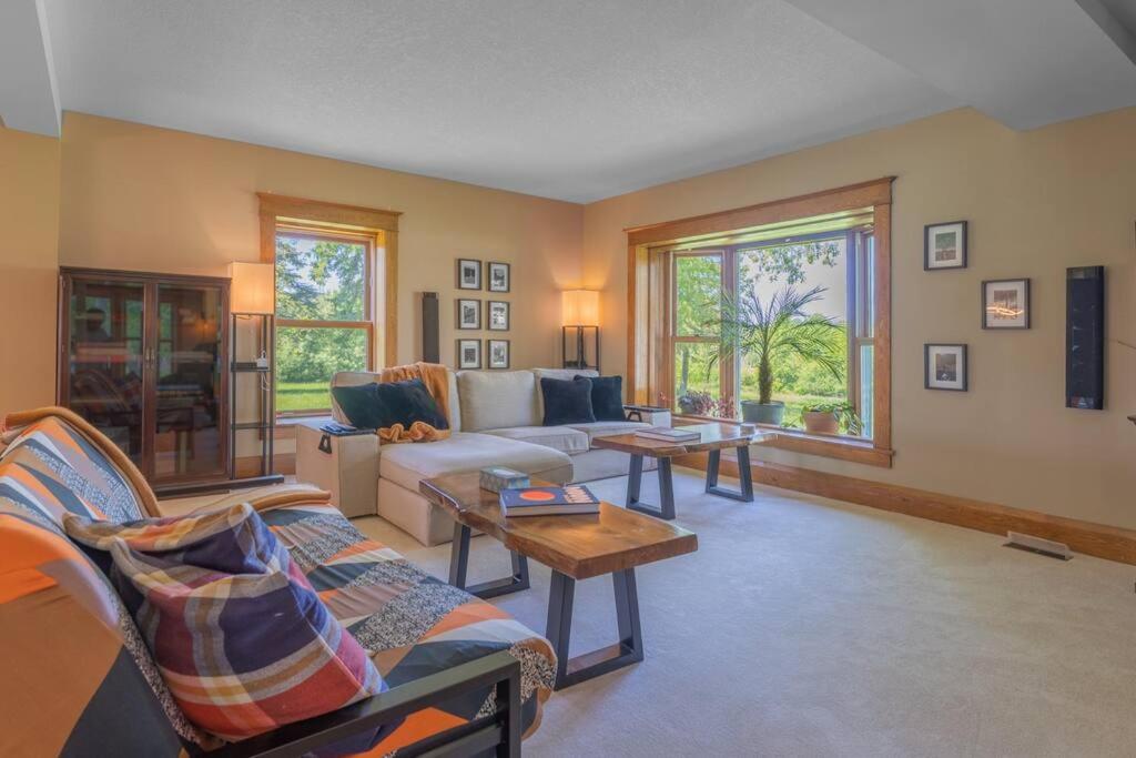 Belleville Vacations - Luxury Hillside Farmhouse on The Bay of Quinte - Property Image 52