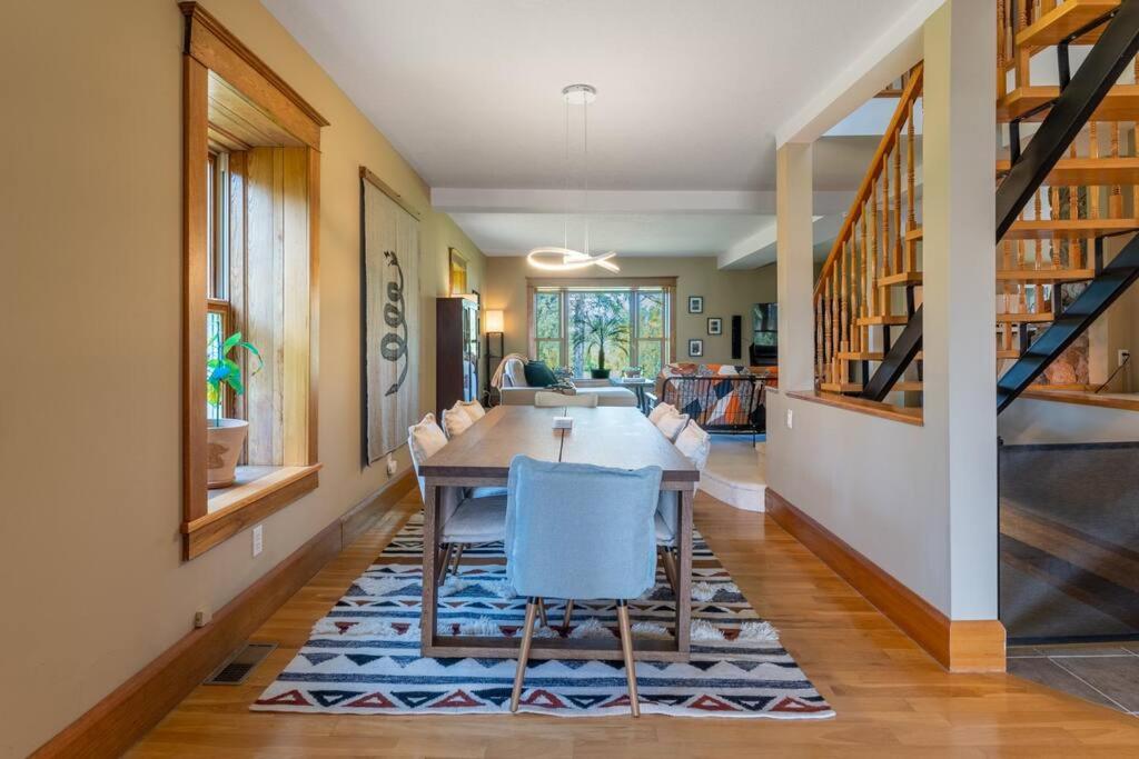 Belleville Vacations - Luxury Hillside Farmhouse on The Bay of Quinte - Property Image 50