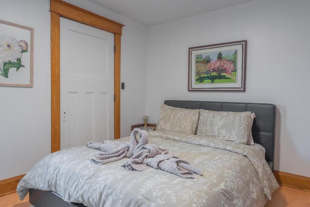 Belleville Vacations - Luxury Hillside Farmhouse on The Bay of Quinte - Property Image 13