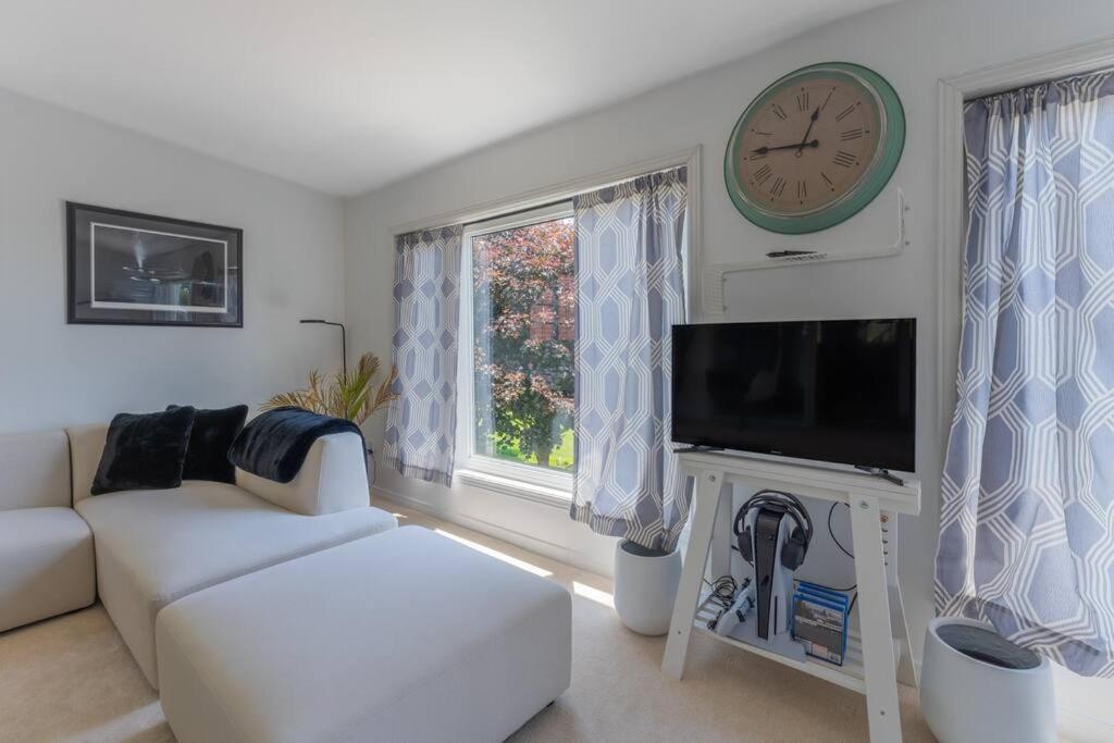 Belleville Vacations - Luxury Hillside Farmhouse on The Bay of Quinte - Property Image 2