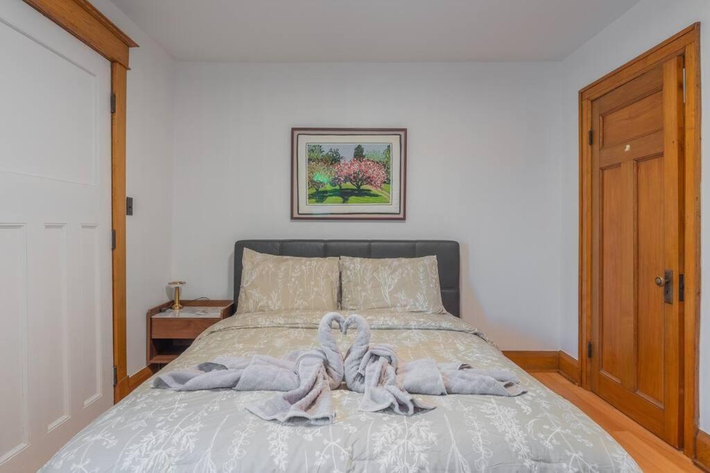 Belleville Vacations - Luxury Hillside Farmhouse on The Bay of Quinte - Property Image 12