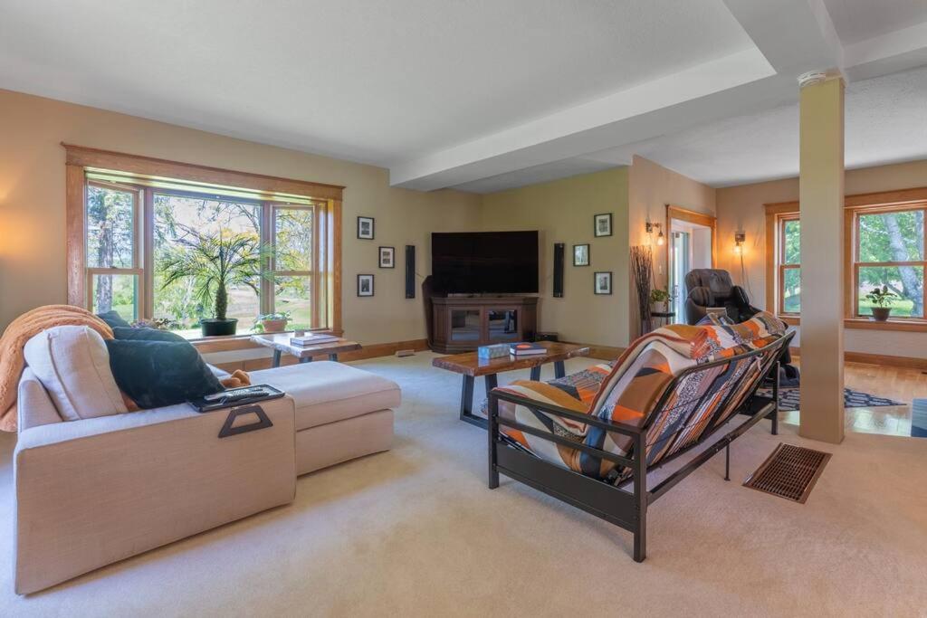 Belleville Vacations - Luxury Hillside Farmhouse on The Bay of Quinte - Property Image 51