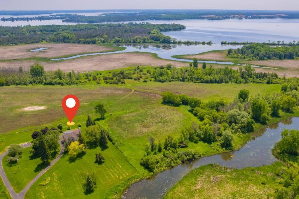 Belleville Vacations - Luxury Hillside Farmhouse on The Bay of Quinte - Property Image 29