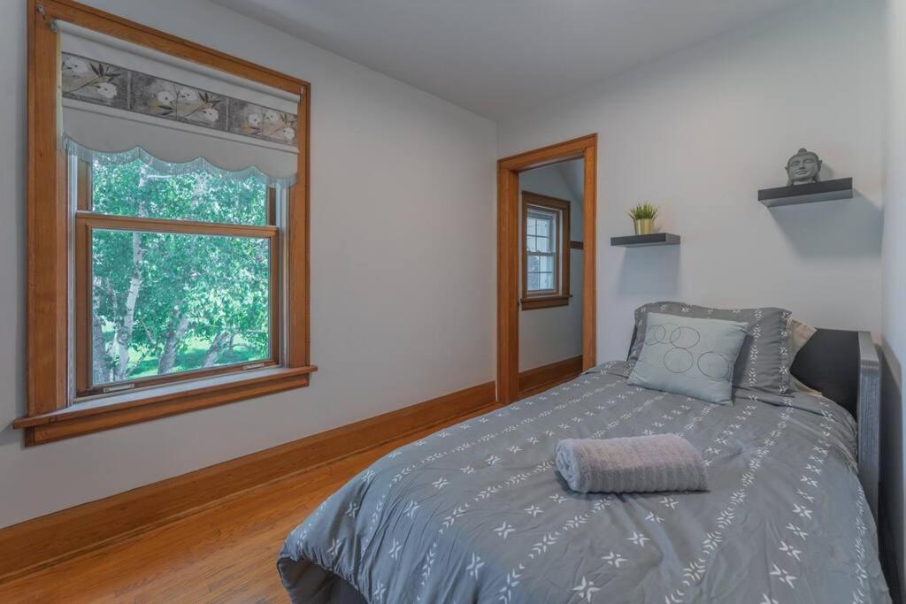 Belleville Vacations - Luxury Hillside Farmhouse on The Bay of Quinte - Property Image 1