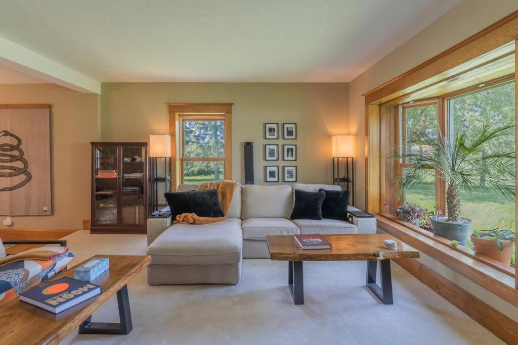 Belleville Vacations - Luxury Hillside Farmhouse on The Bay of Quinte - Property Image 53