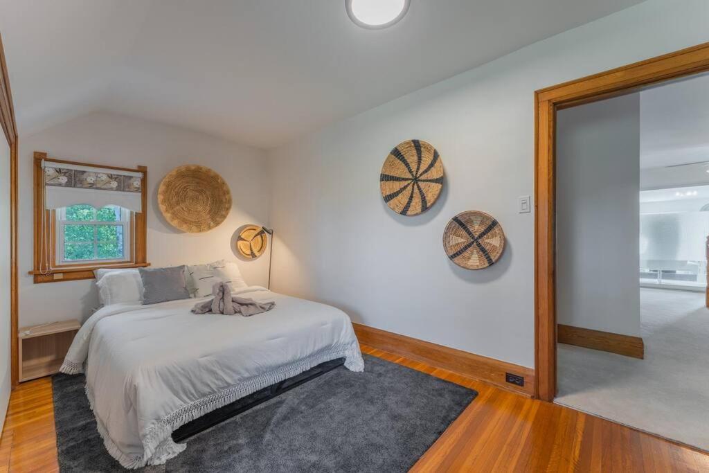 Belleville Vacations - Luxury Hillside Farmhouse on The Bay of Quinte - Property Image 6