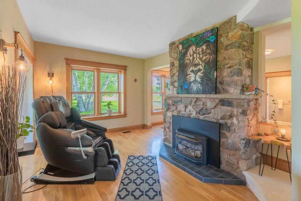 Belleville Vacations - Luxury Hillside Farmhouse on The Bay of Quinte - Property Image 55