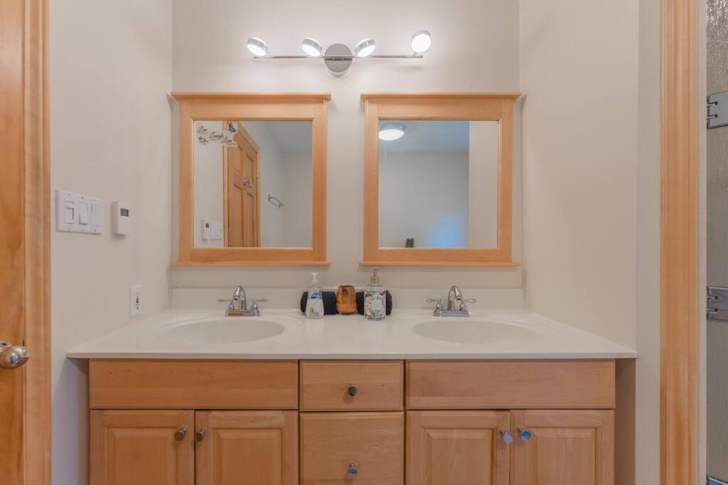 Belleville Vacations - Luxury Hillside Farmhouse on The Bay of Quinte - Property Image 39