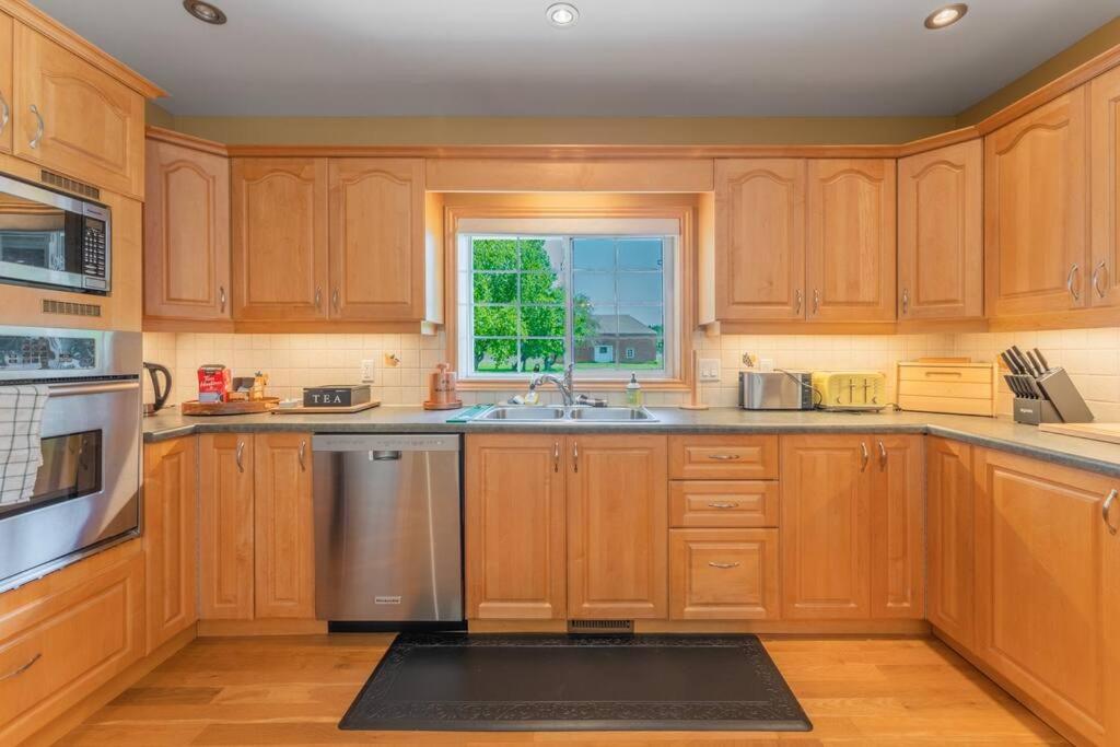 Belleville Vacations - Luxury Hillside Farmhouse on The Bay of Quinte - Property Image 45