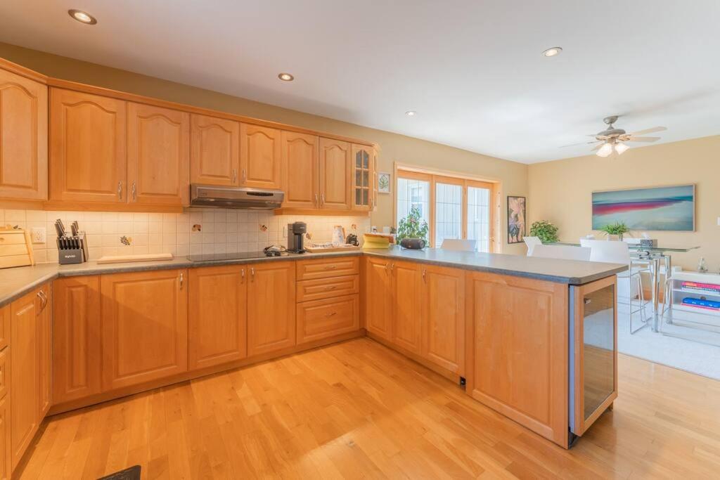 Belleville Vacations - Luxury Hillside Farmhouse on The Bay of Quinte - Property Image 44