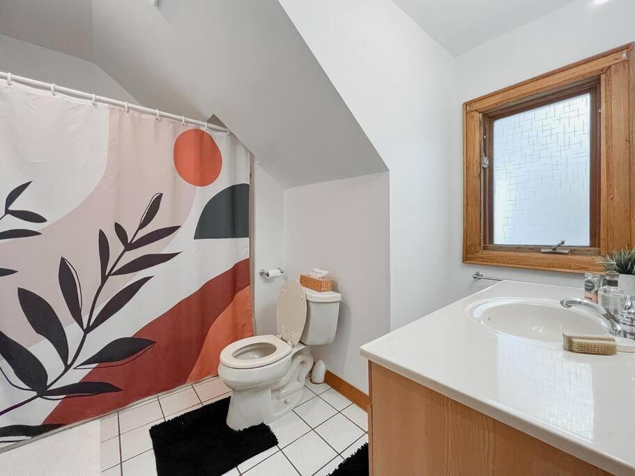 Belleville Vacations - Luxury Hillside Farmhouse on The Bay of Quinte - Property Image 3