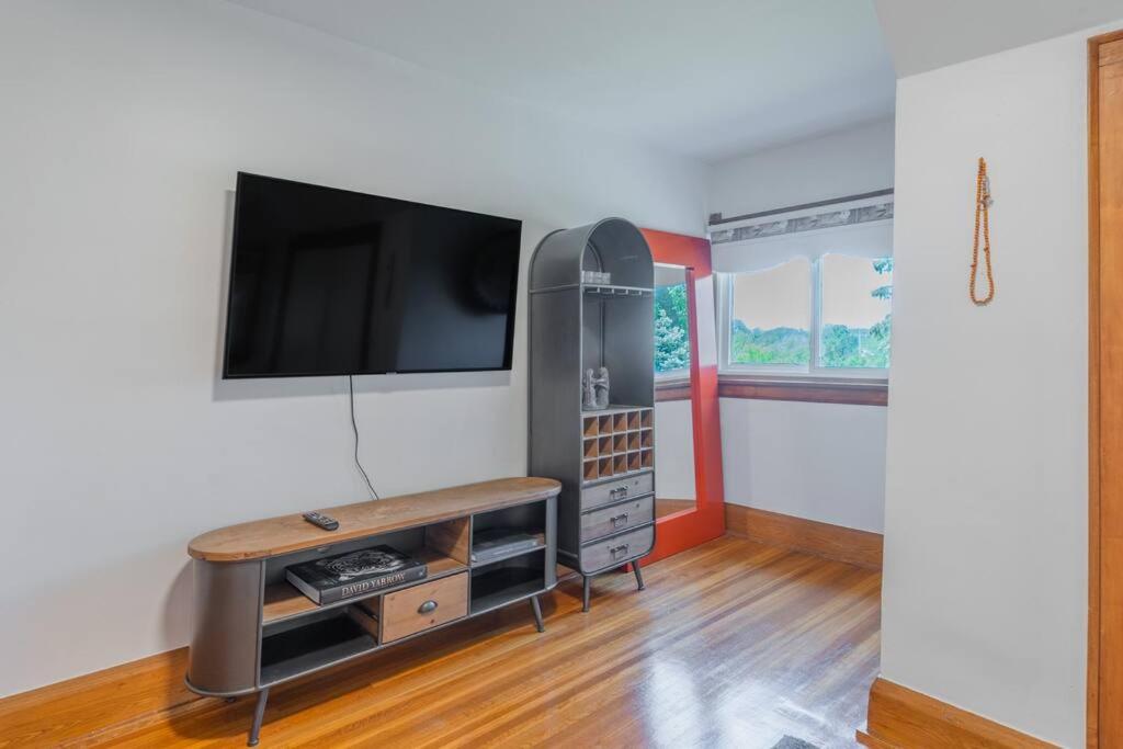 Belleville Vacations - Luxury Hillside Farmhouse on The Bay of Quinte - Property Image 8