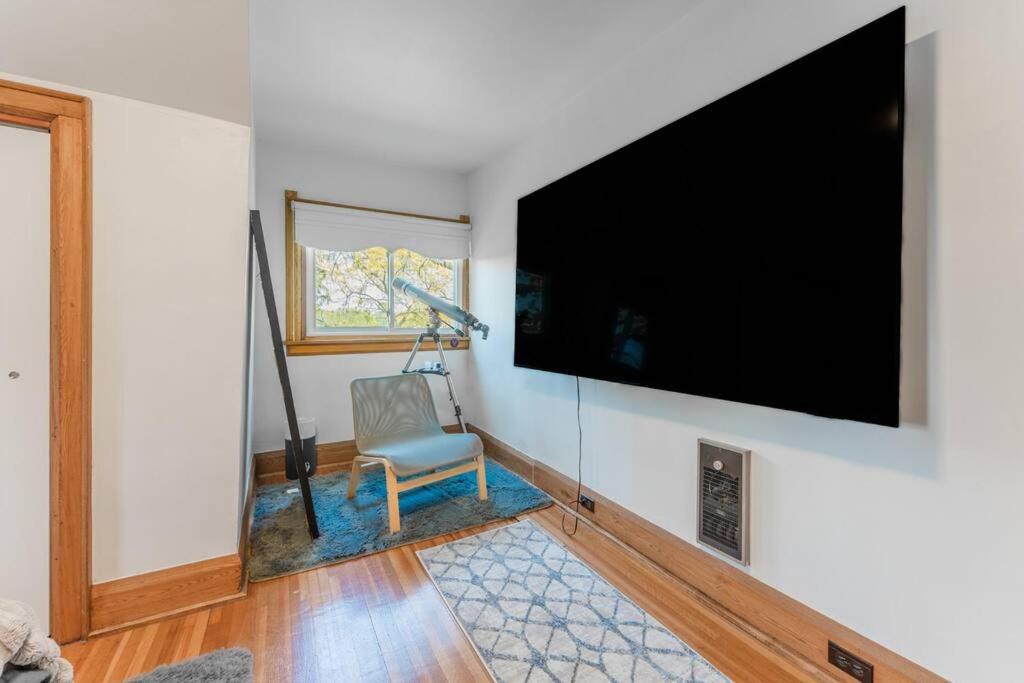 Belleville Vacations - Luxury Hillside Farmhouse on The Bay of Quinte - Property Image 10