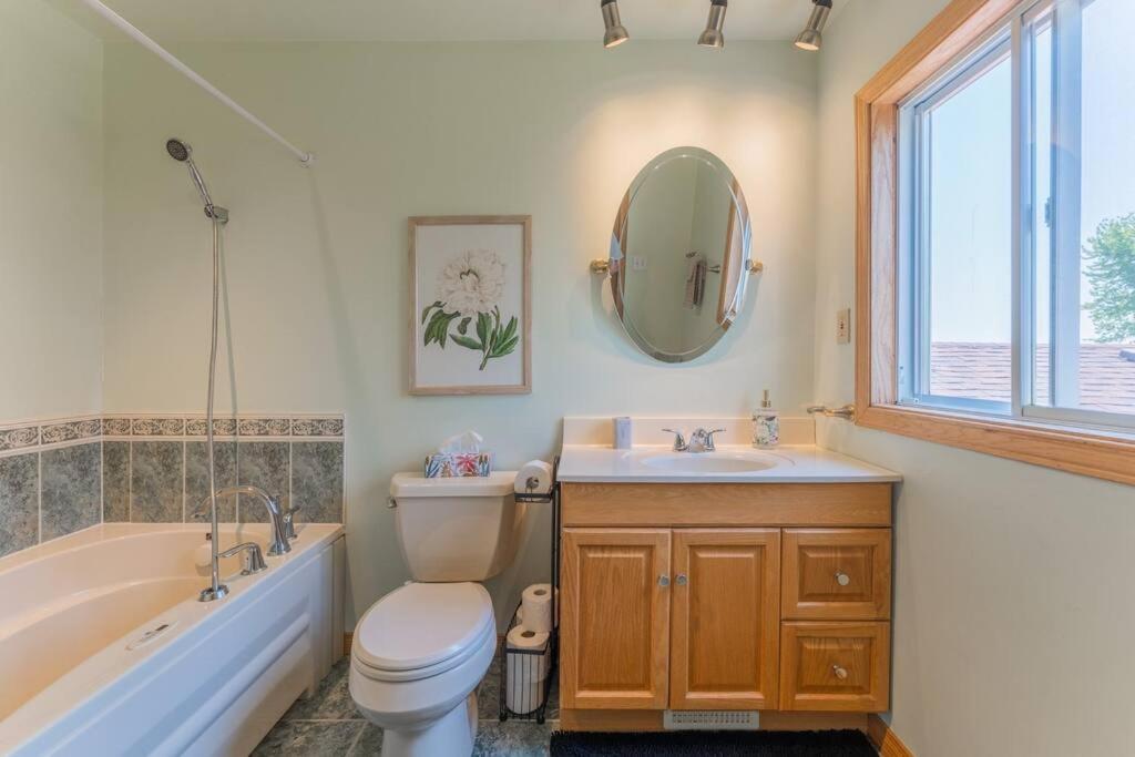 Belleville Vacations - Luxury Hillside Farmhouse on The Bay of Quinte - Property Image 15