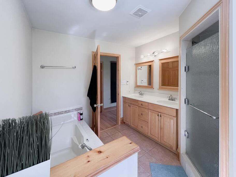 Belleville Vacations - Luxury Hillside Farmhouse on The Bay of Quinte - Property Image 38