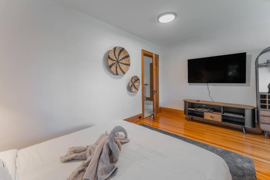 Belleville Vacations - Luxury Hillside Farmhouse on The Bay of Quinte - Property Image 7