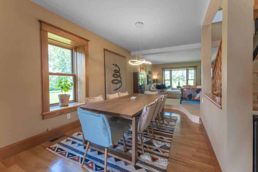 Belleville Vacations - Luxury Hillside Farmhouse on The Bay of Quinte - Property Image 33