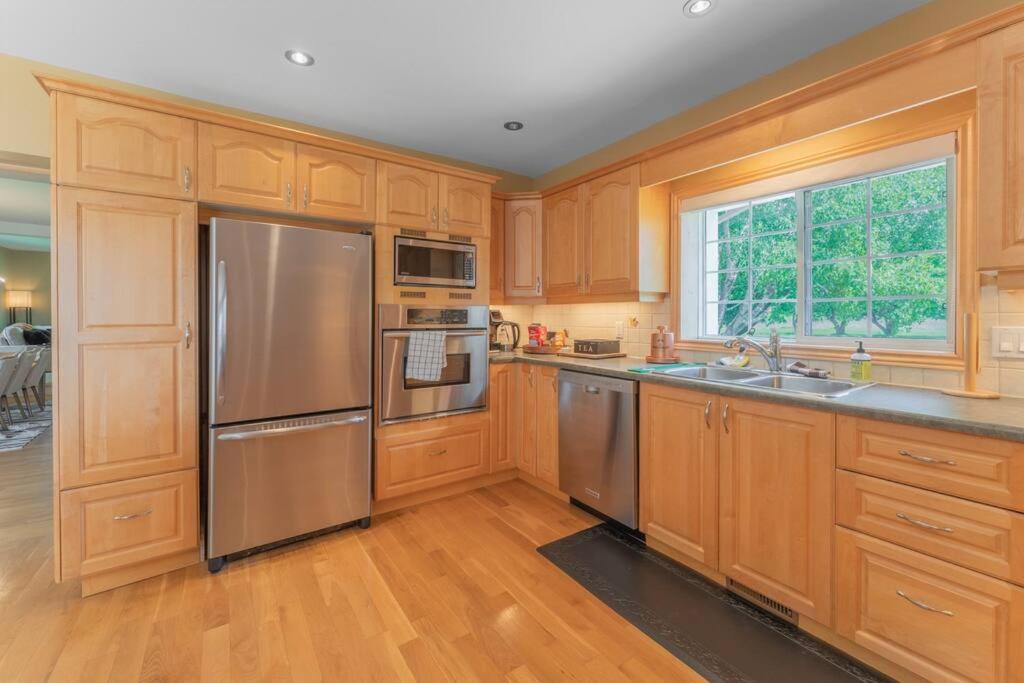 Belleville Vacations - Luxury Hillside Farmhouse on The Bay of Quinte - Property Image 46