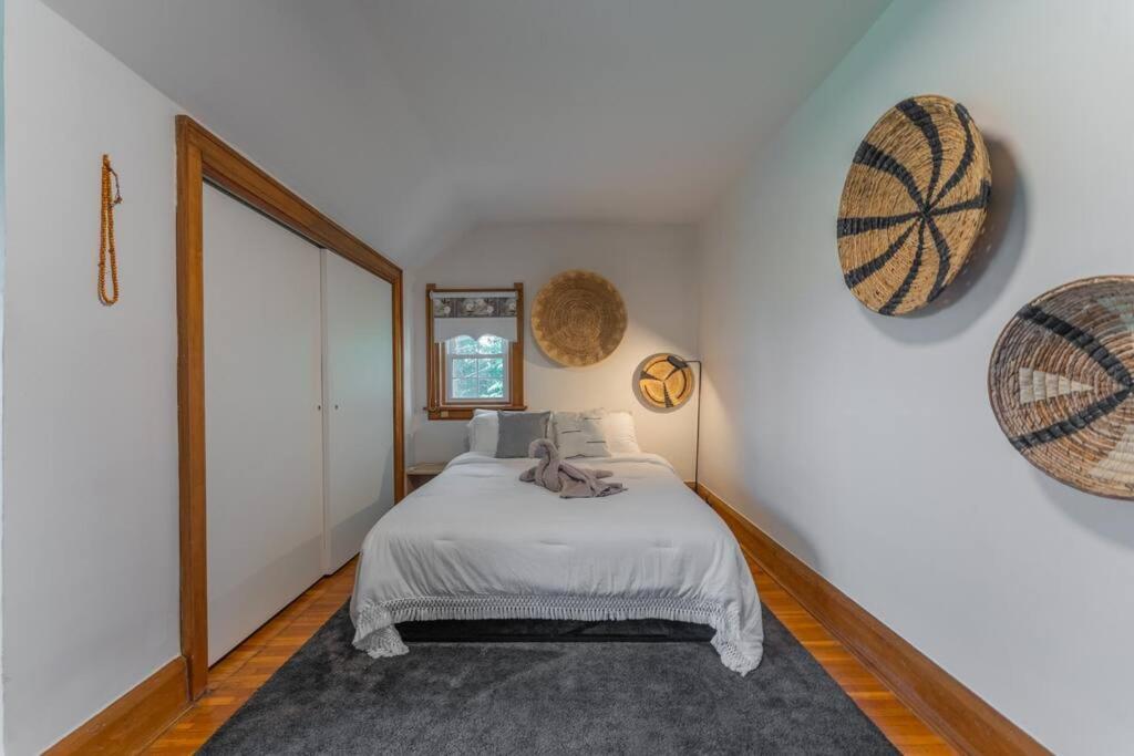 Belleville Vacations - Luxury Hillside Farmhouse on The Bay of Quinte - Property Image 5