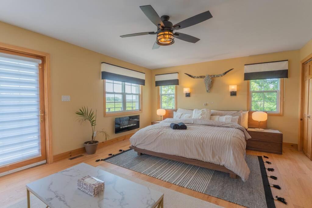 Belleville Vacations - Luxury Hillside Farmhouse on The Bay of Quinte - Property Image 3